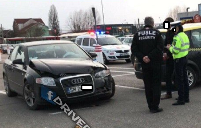 FOTOGALERIE. Impact între un taxi și un Audi în parcarea Auchan. Poliția a intervenit