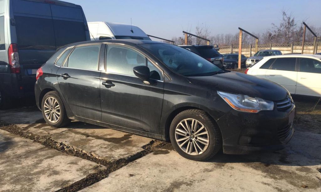 A venit acasă, din Franța, cu un Citroen. Dar la intrarea în țară s-a ales cu un dosar penal