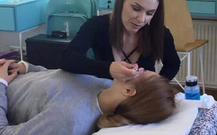 FOTO. O sătmăreancă oferă servicii gratuite pentru femeile grav bolnave din spitale