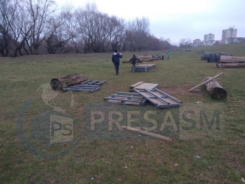 FOTO/VIDEO. Cum se vandalizează în plină zi zona de picnic din Micro 16. Praf și pulbere