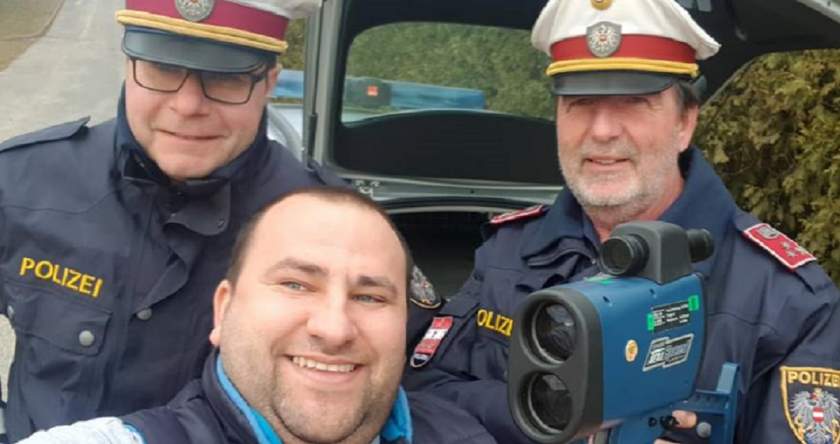 FOTO. Un român a fost amendat și a făcut ”selfie” cu polițiștii. De fericire