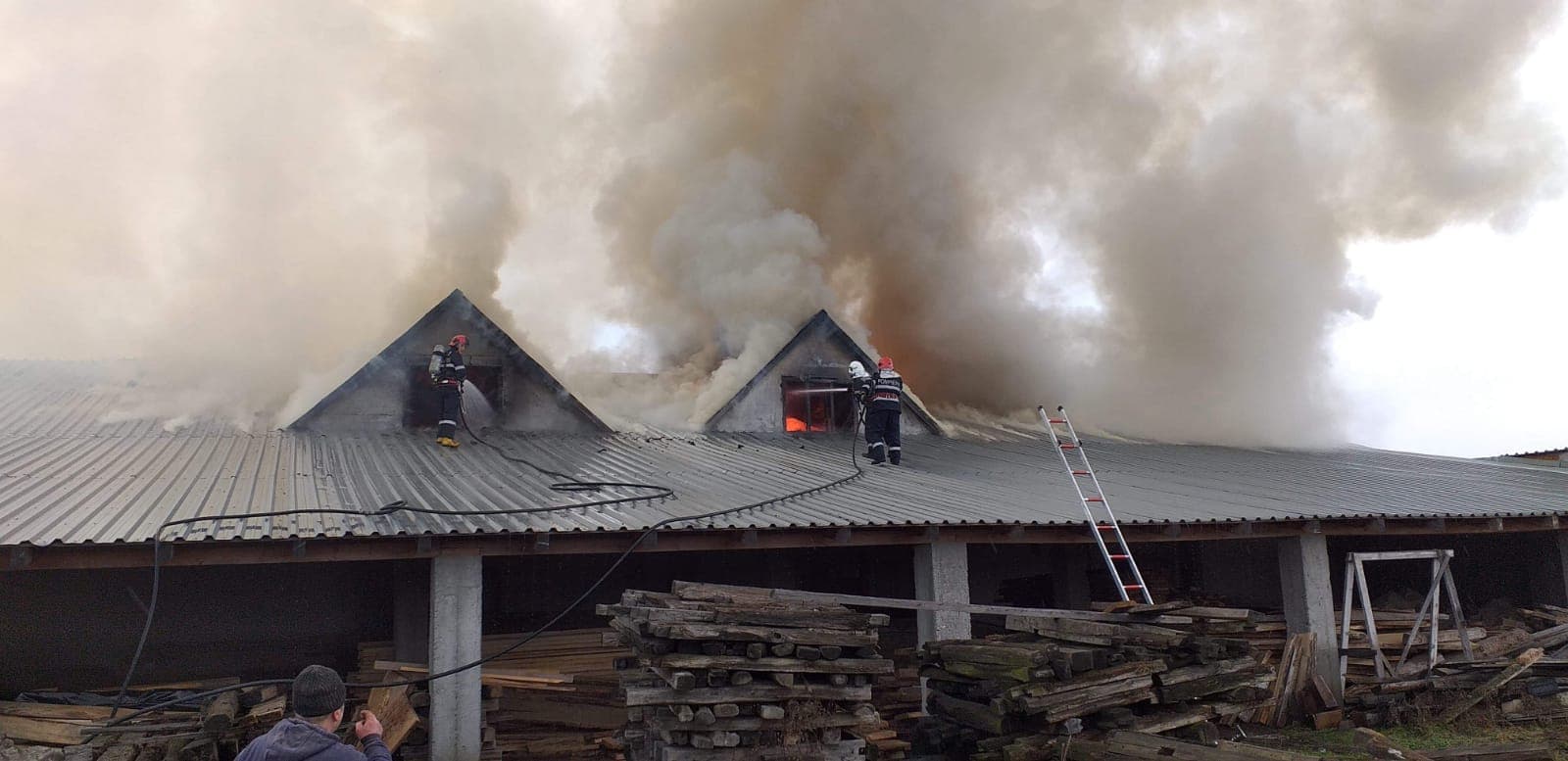 FOTO/VIDEO. Incendiu de amploare la o fabrică de mobilă din municipiul Satu Mare