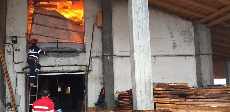 FOTO/VIDEO. Explozie și incendiu în municipiul Satu Mare. Pompierii, în pericol
