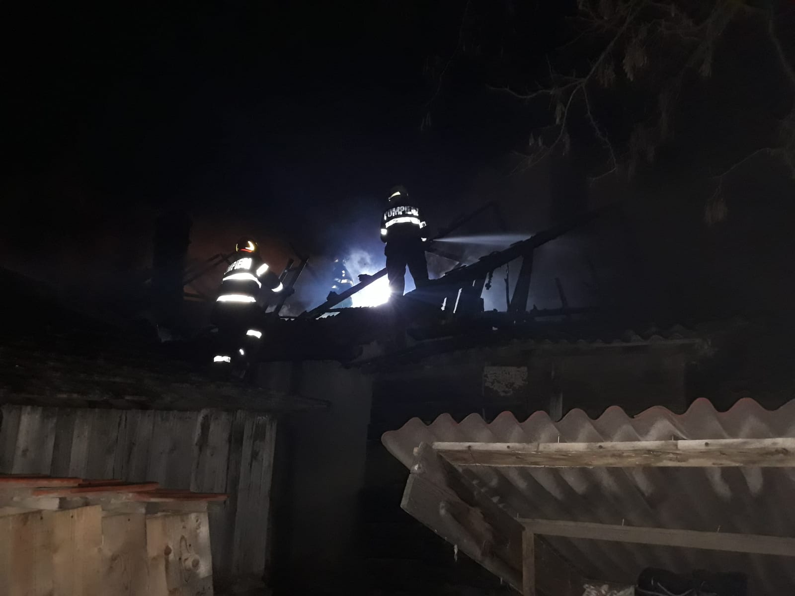 FOTOGALERIE. Dramă pentru o familie de pensionari. La un pas de explozie, casă distrusă