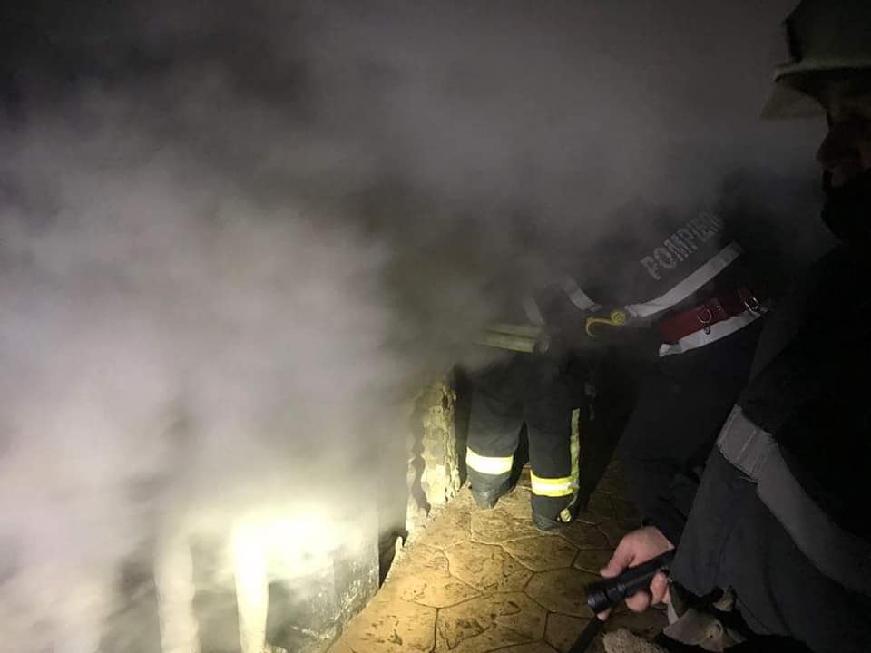 FOTOGALERIE. Incendiu în municipiul Satu Mare. Intervenție în forță a pompierilor