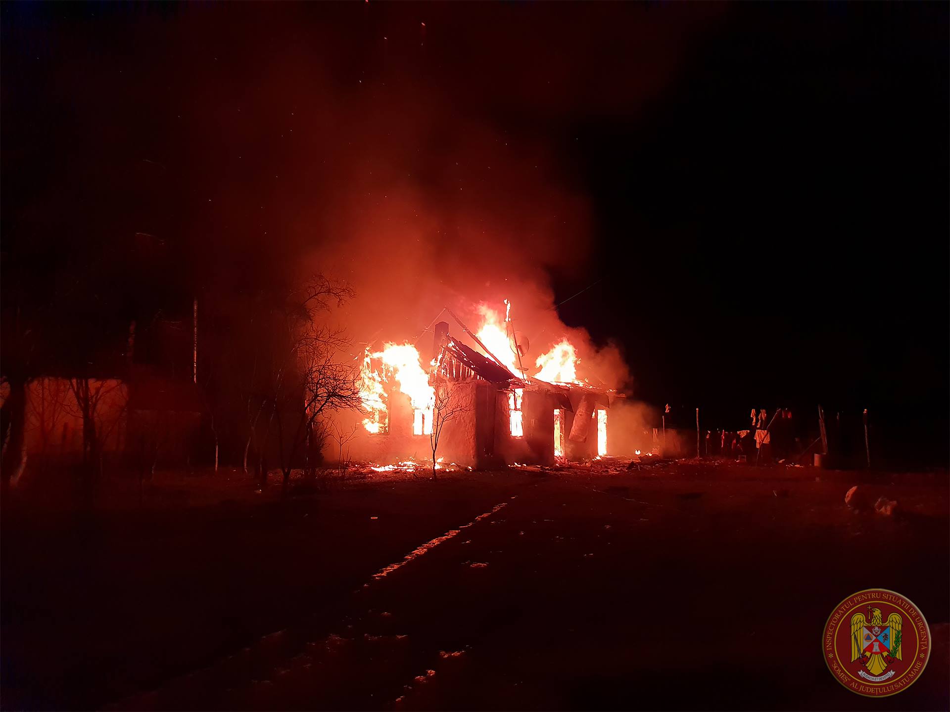 FOTOGALERIE. Cu ce a mai rămas o familie din județ după ce le-a ars casa