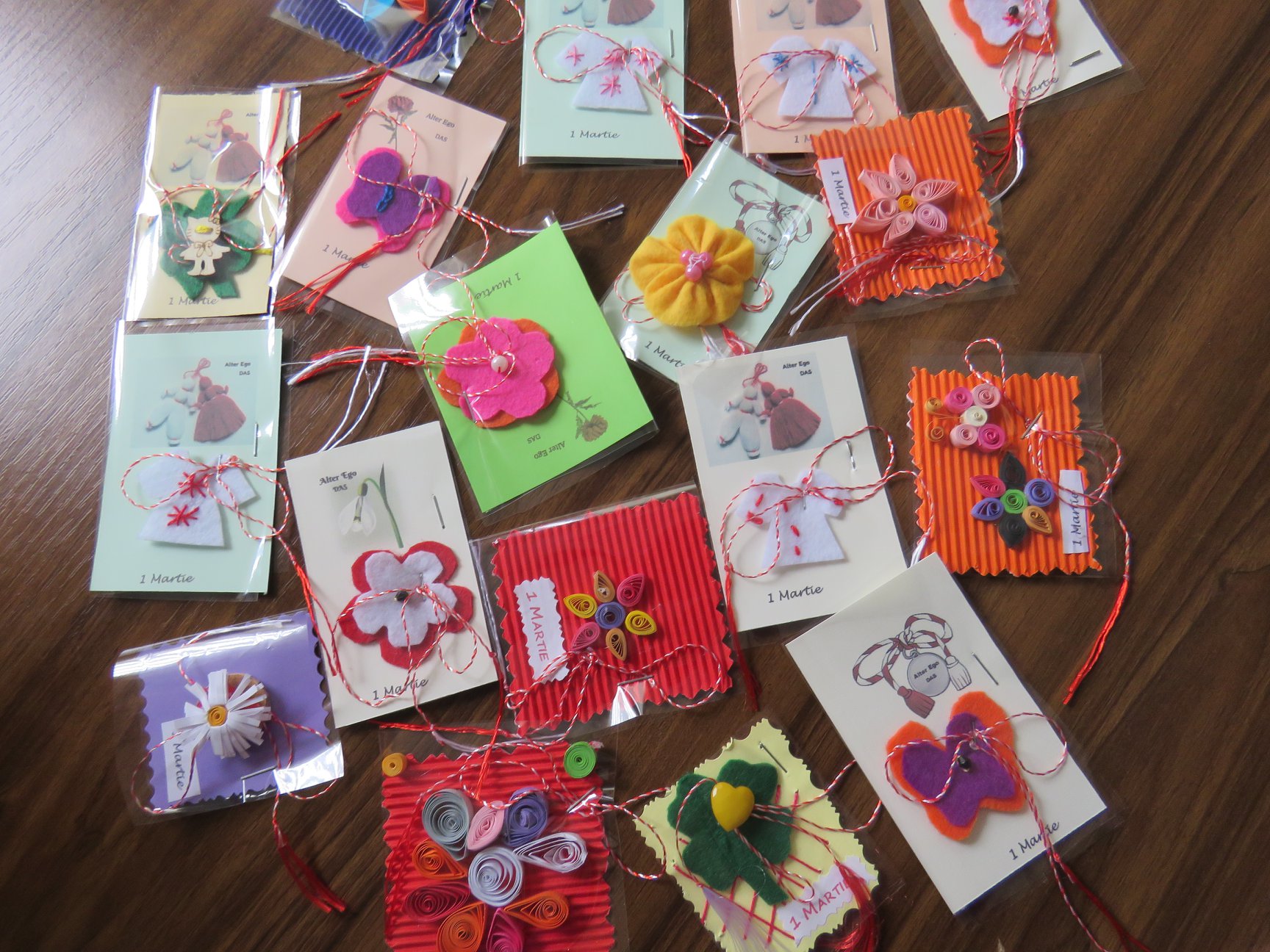 MOBILIZARE. Mărțișoare făcute din suflet de copiii și bătrânii sărmani din Satu Mare. Să îi ajutăm!