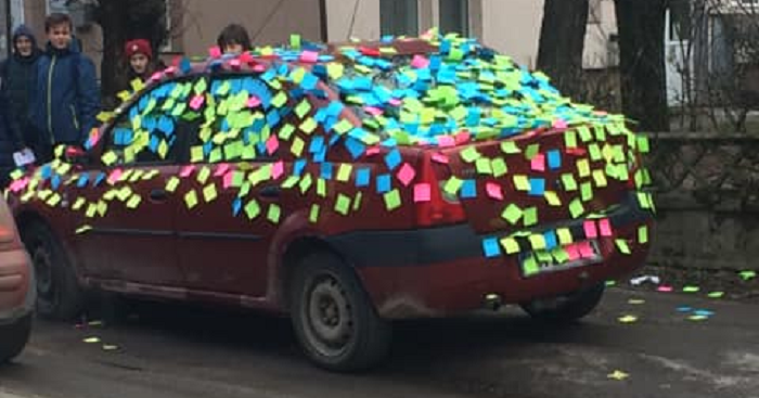 FOTO. Ce au făcut elevii cu mașina dirigintelui. Au umplut-o cu post-it-uri