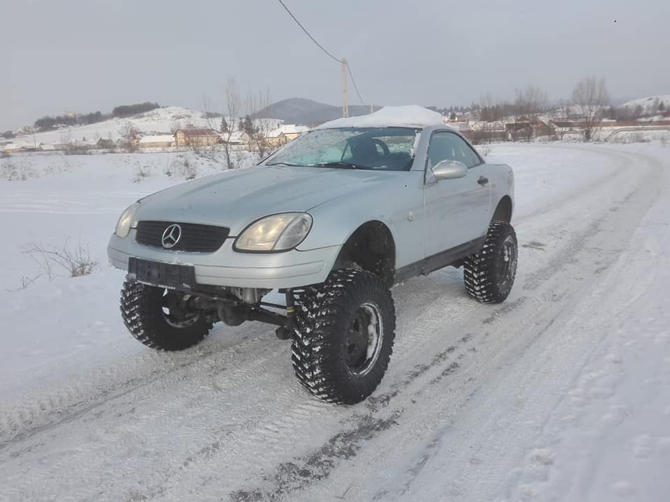 FOTOGALERIE. Sătmăreanul care a inventat mașina anti-gropi! Cu asta se poate circula prin județ