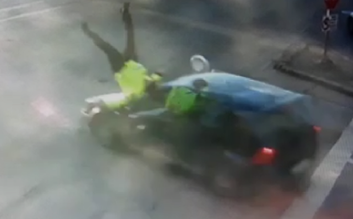 FOTO/VIDEO. Polițist lovit în plin de o mașină. Transportat de urgență la spital