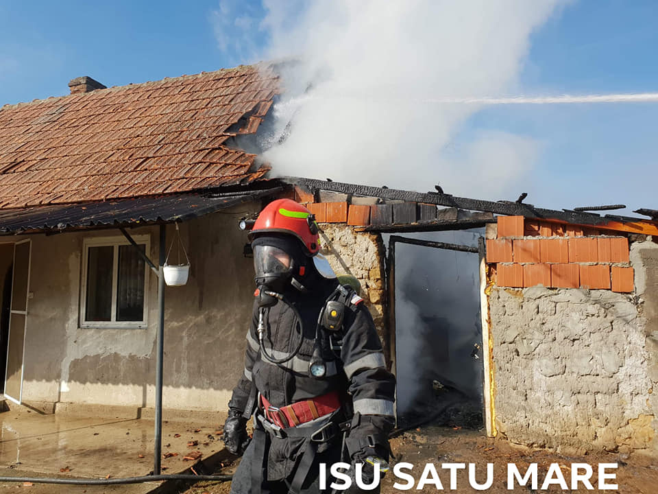 FOTOGALERIE. Intervenție de urgență a pompierilor. Incendiu în județ