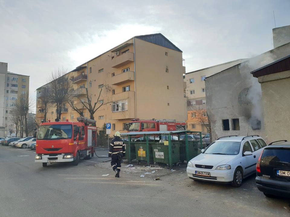 FOTOGALERIE. Panică într-un cartier din municipiul Satu Mare. Incendiu într-o fostă centrală termică