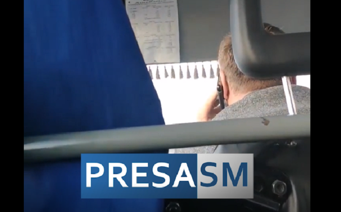 VIDEO. Microbuz plin de persoane, condus de un șofer ocupat cu telefonul