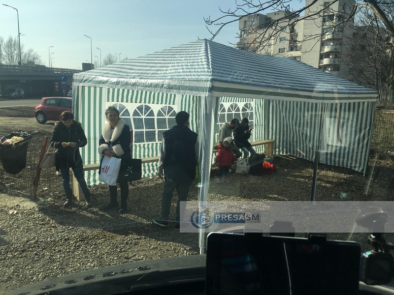 FOTO. La sesizarea PresaSM, s-a ”reamenajat” stația de autobuz pentru mii de navetiști