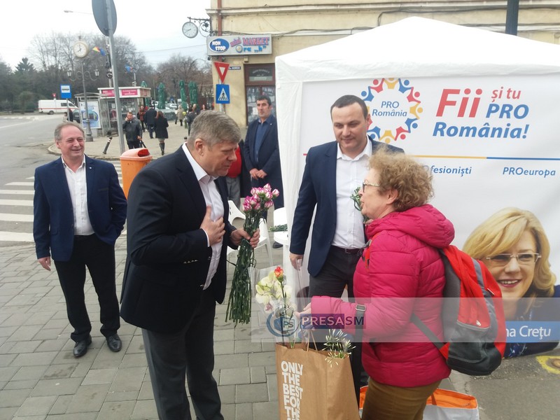 FOTO/VIDEO. Pro România, la datorie. Flori pentru doamnele și domnișoarele din Satu Mare