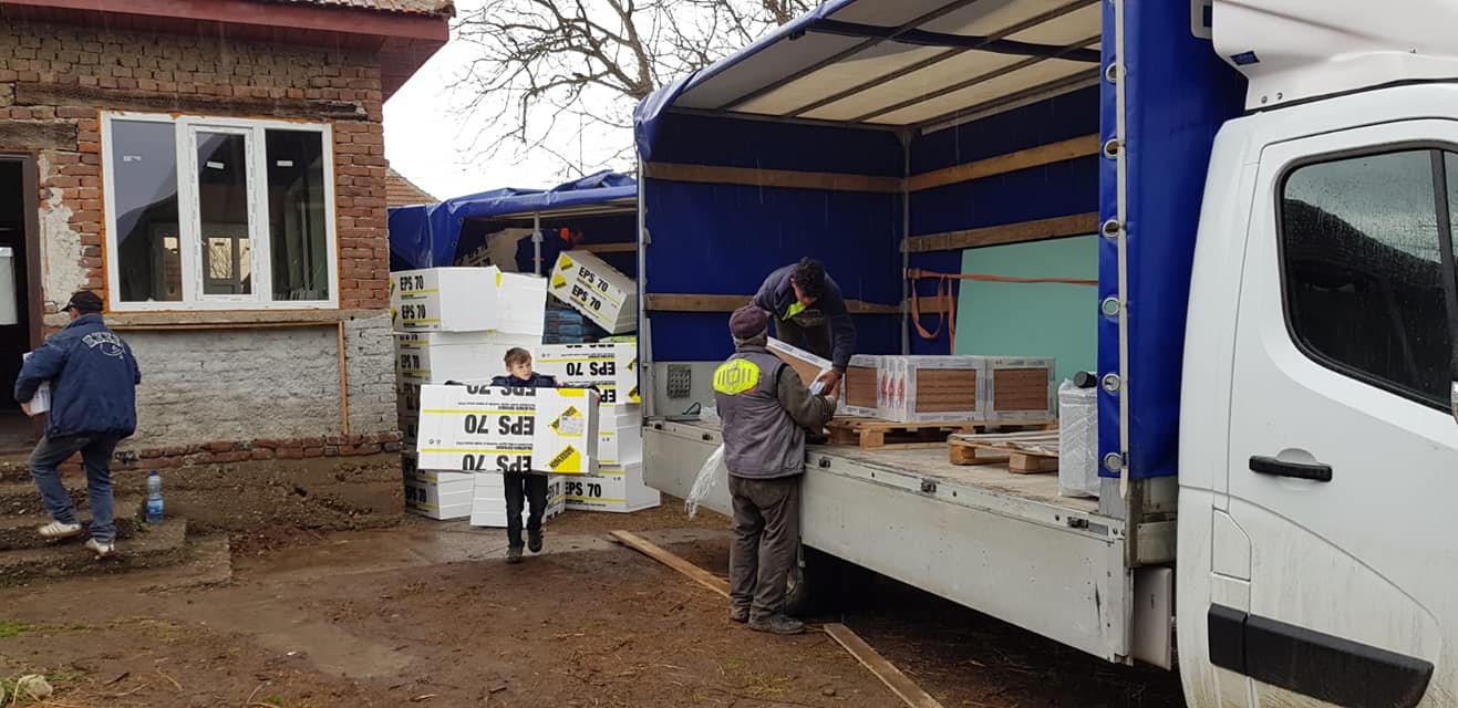 FOTO. MULȚUMIM! Pompierii sătmăreni au cumpărat materiale de construcții pentru familia cu șapte copii