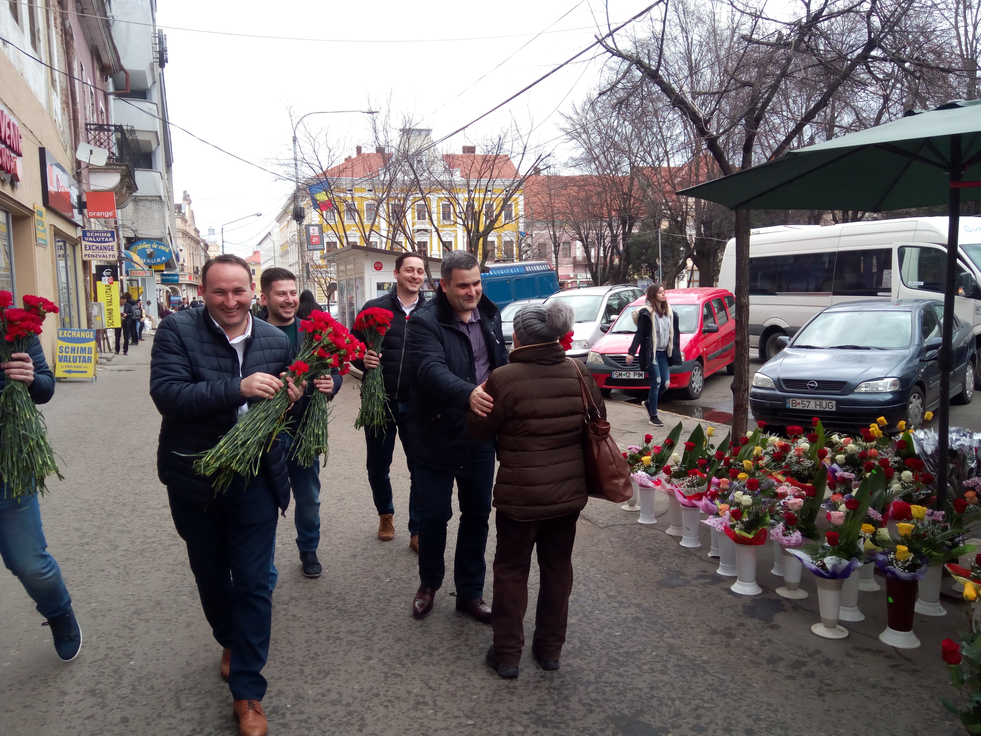 FOTO. Flori din partea ministrului Apărării Naționale pentru sătmărence