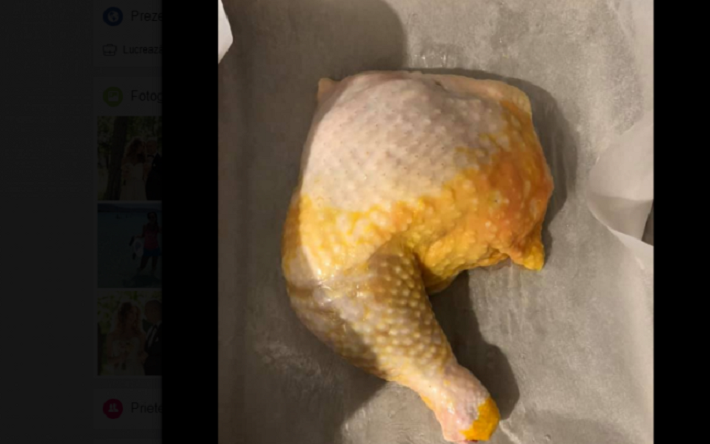 FOTO. Explicațiile autorităților: ce s-a întâmplat cu puiul decolorat, cumpărat din supermarket