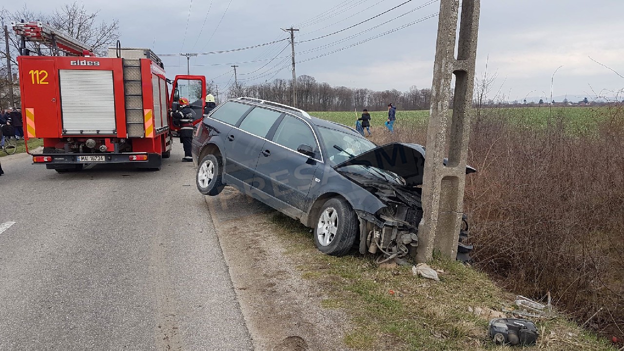 FOTO/VIDEO. Accident grav produs de o șoferiță. O mașină s-a oprit în stâlp