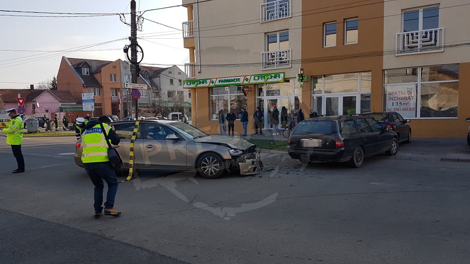 FOTO/VIDEO. Accident în municipiul Satu Mare. Coliziune între două mașini. Șoferița, transportată la UPU