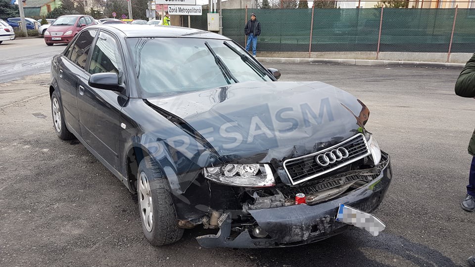 FOTO. Accident între un microbuz plin cu ucraineni și un autoturism, în Satu Mare