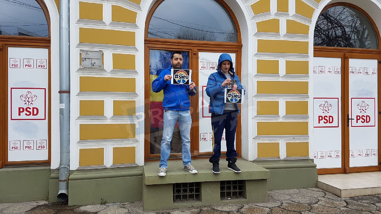 Membri ai trupei ARMA, protest #șîeu la sediul PSD Satu Mare