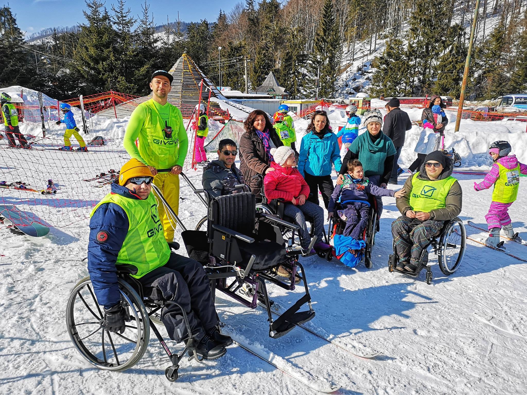 Ülősíkkel síelhettek vasárnap a mozgáskorlátozottak a Caiac Smile-nak köszönhetően
