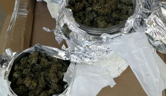 FOTO. Droguri comandate acasă. Cum ajung tinerii să facă rost de cannabis