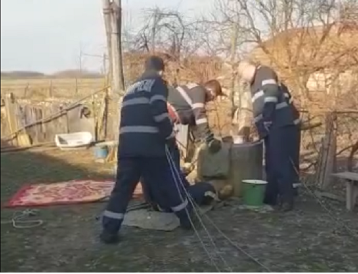 FOTO/VIDEO. Persoană căzută într-o fântână în județ. Pompierii nu au mai putut face nimic