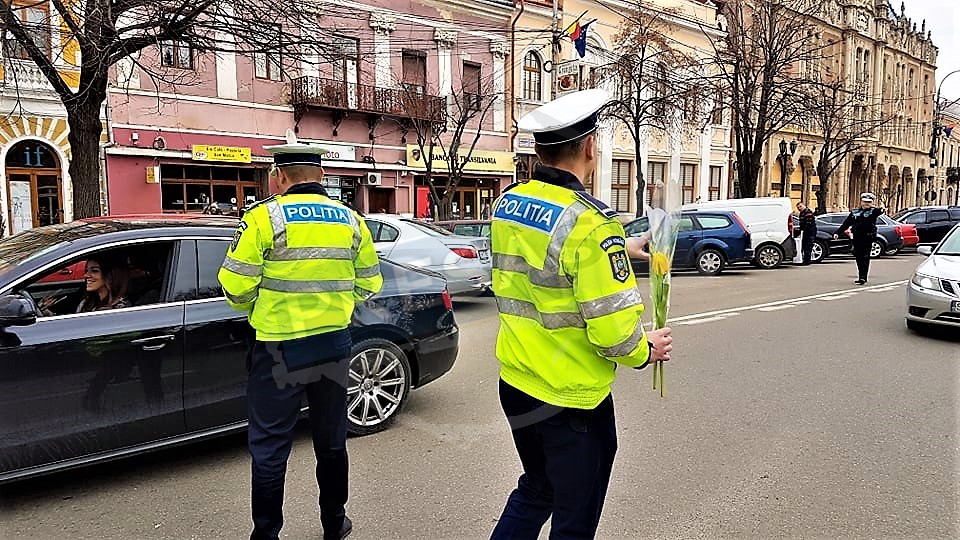 FOTO/VIDEO. Polițiștii sătmăreni, cu ochii pe șoferițe. Filtre cu flori în Satu Mare, de 8 Martie