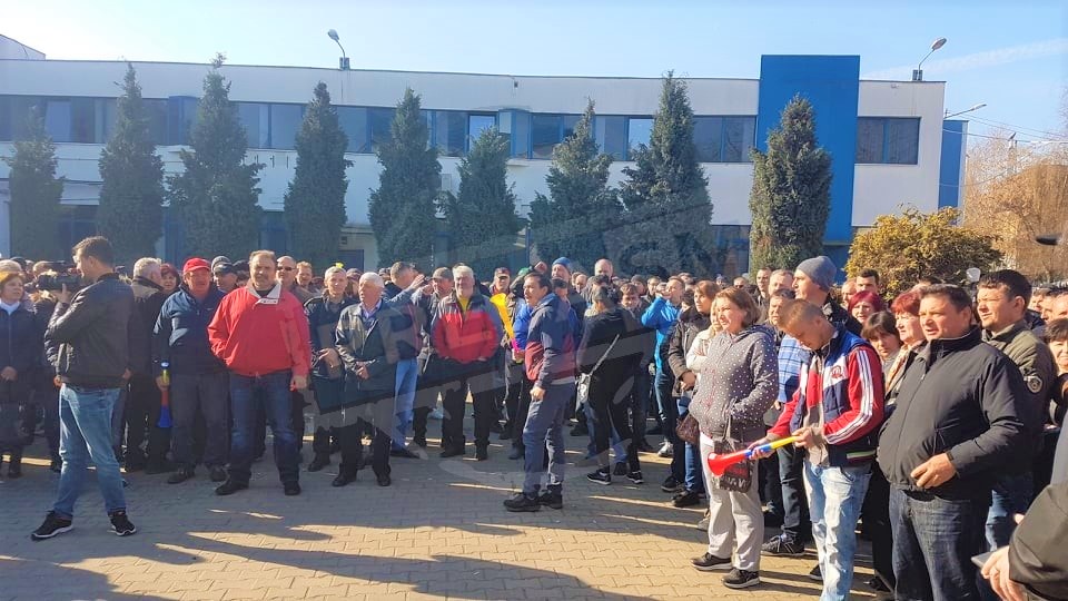 FOTO/VIDEO. #ElectroluxRezist: "Nu s-a schimbat nimic." Tichetele neprimite, impozitate de stat. Muncitorii nu cedează