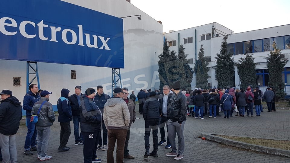 FOTO/VIDEO. Greviștii de la Electrolux, cu lacrimi în ochi: ”2 lei/oră, mai puțin decât câștigă un cerșetor”