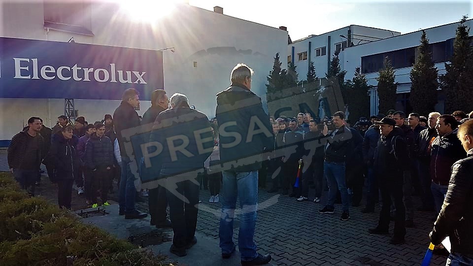 FOTO/VIDEO. Grevă la Electrolux, ziua 7: Muncitorii, deciși să rămână în stradă. Vin sindicaliști din alte județe