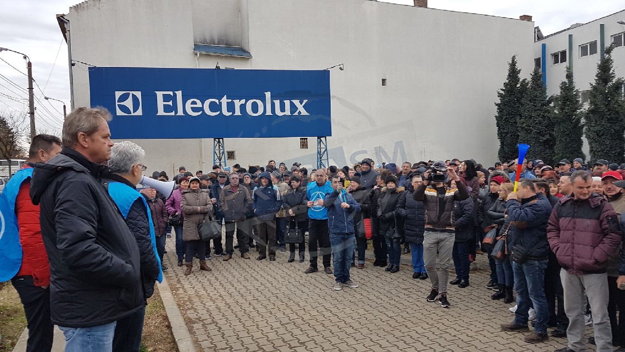 FOTO/VIDEO. Greva la Electrolux continuă. Scrisoare către suedezi. Muncitorii români cer să fie respectați