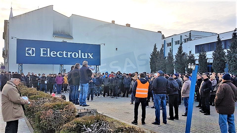 FOTO/VIDEO. Grevă la Electrolux Satu Mare: Muncitorii au oprit producția