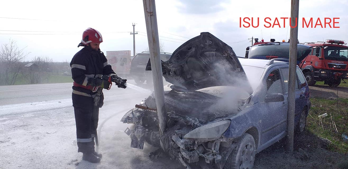 FOTOGALERIE. Accident între Satu Mare și Botiz. Mașină cuprinsă de flăcări