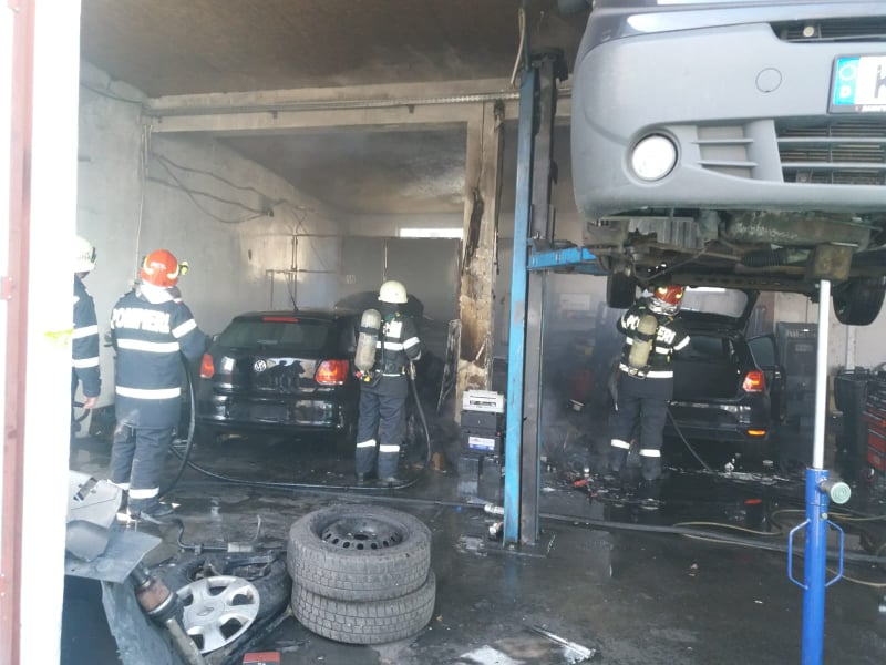 FOTO/VIDEO. Incendiu la un atelier auto. Mai multe mașini avariate