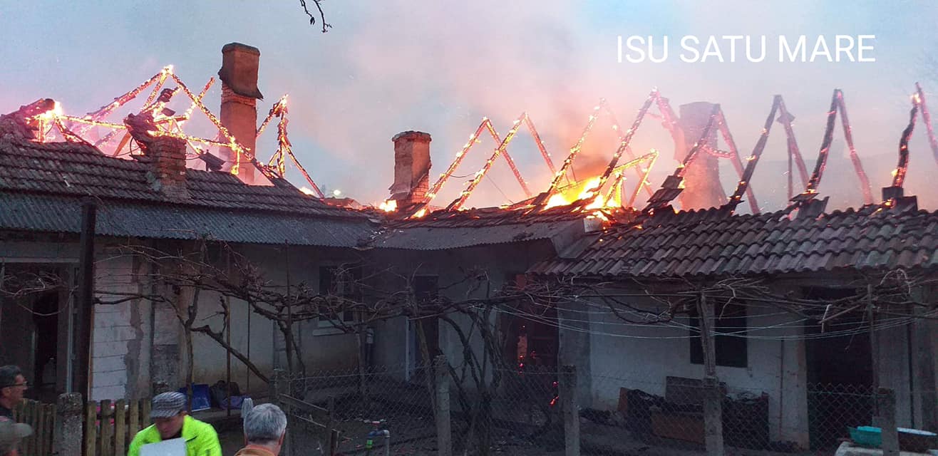 FOTO. Incendiu violent. Plafonul s-a prăbușit. Intervenția, una periculoasă din cauza buteliilor cu gaz