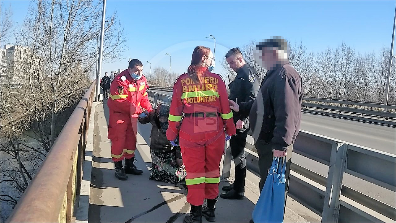 FOTO/VIDEO. Femeie inconștientă pe Podul Decebal. Intervenție de urgență a SMURD-ului