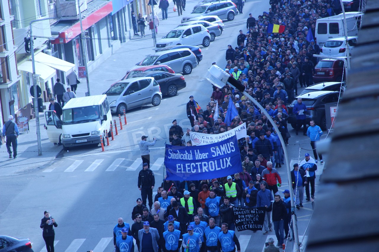 FOTO/VIDEO. Marșul "vestelor albastre" la Satu Mare: "Vrem respectul celor pentru care muncim"