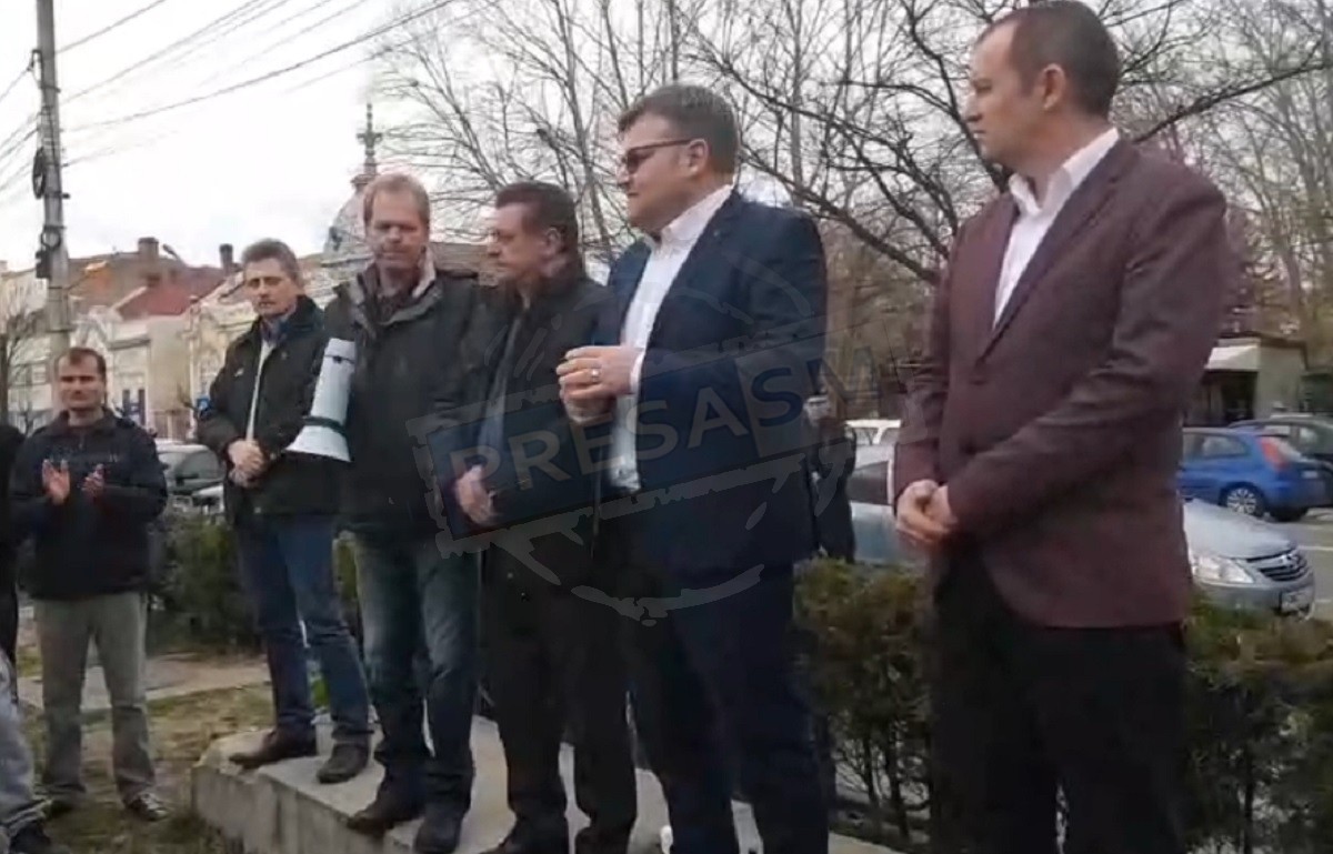 FOTO/VIDEO. #ElectroluxRezist. După explicații, ministru Muncii, aplaudat de greviști. Angajații nu cedează!