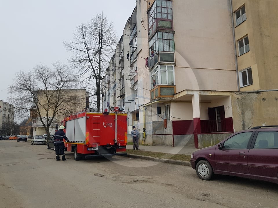 FOTO. Pompierii au spart ușa peste un sătmărean beat. Au crezut că este mort