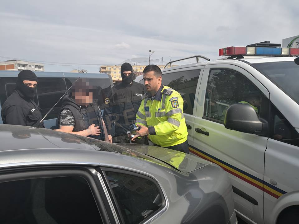 FOTOGALERIE. Indivizi reținuți de mascați în centrul municipiului Satu Mare. Suspecți de trafic de stupefiante
