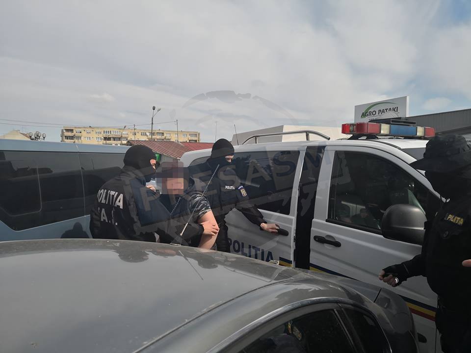 FOTOGALERIE. Cu permisul suspendat și drogat cu cocaină, săltat de mascați în Satu Mare