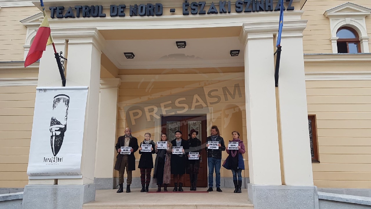FOTO. Actorii sătmăreni, solidari cu magistrații. Protest pe treptele Teatrului de Nord