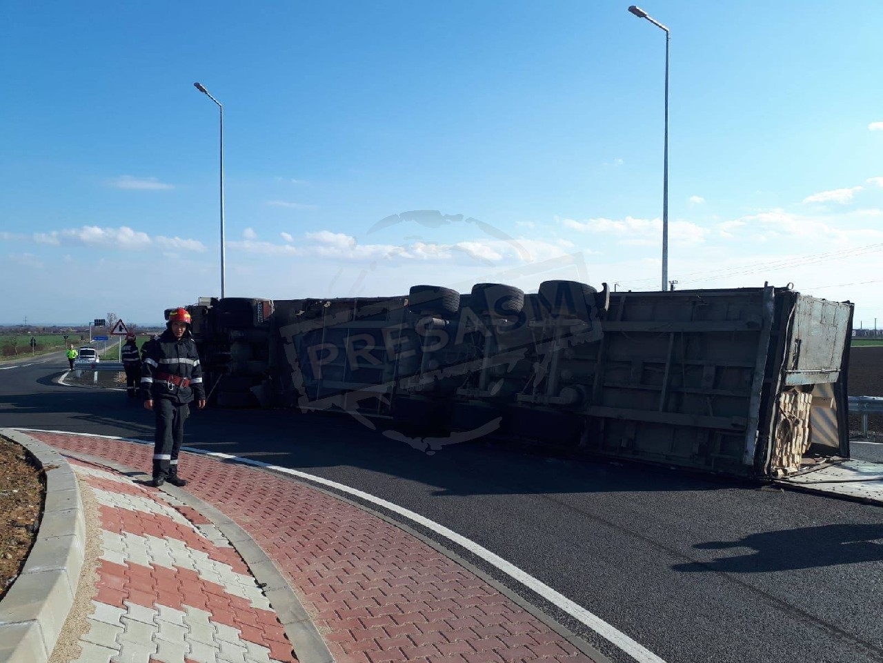 FOTO. TIR răsturnat pe DN 19, lângă centura Careiului. Este blocat un sens!