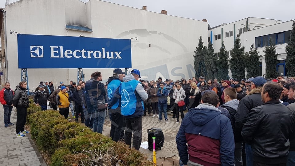 Greviștii de la Electrolux cer ajutor: ”metoda de dialog a conducerii este înfometarea”