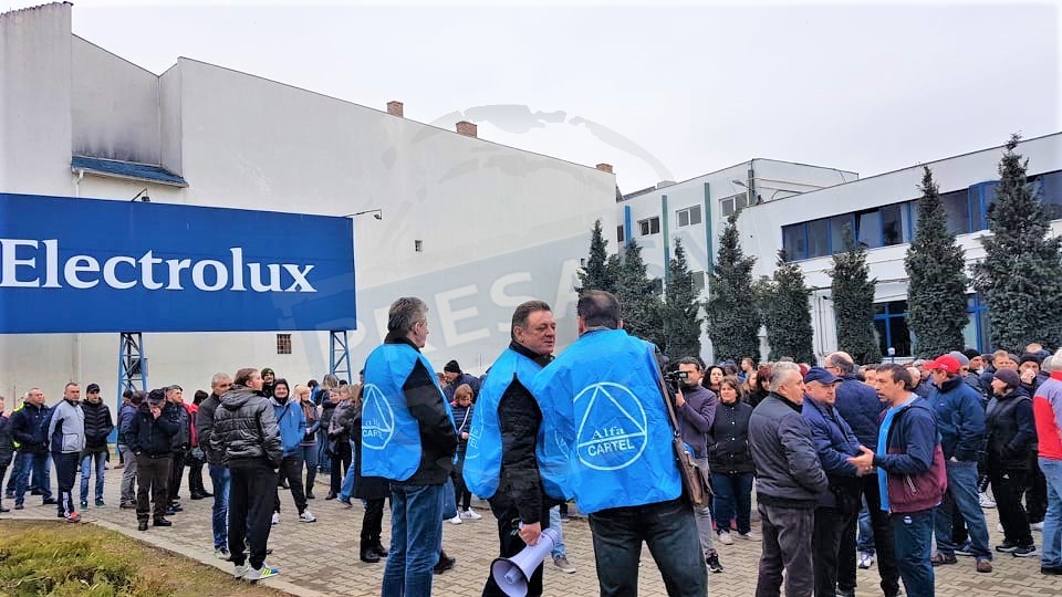 FOTO/VIDEO. Grevă la Electrolux, ziua 12: Angajații se pregătesc pentru marșul "vestelor albastre"