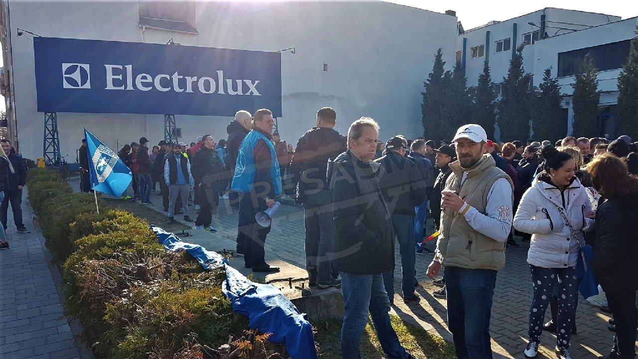 FOTO/VIDEO. Grevă la Electrolux, ziua 13: Conducerea Cartel Alfa, la Satu Mare pentru marșul "vestelor albastre"