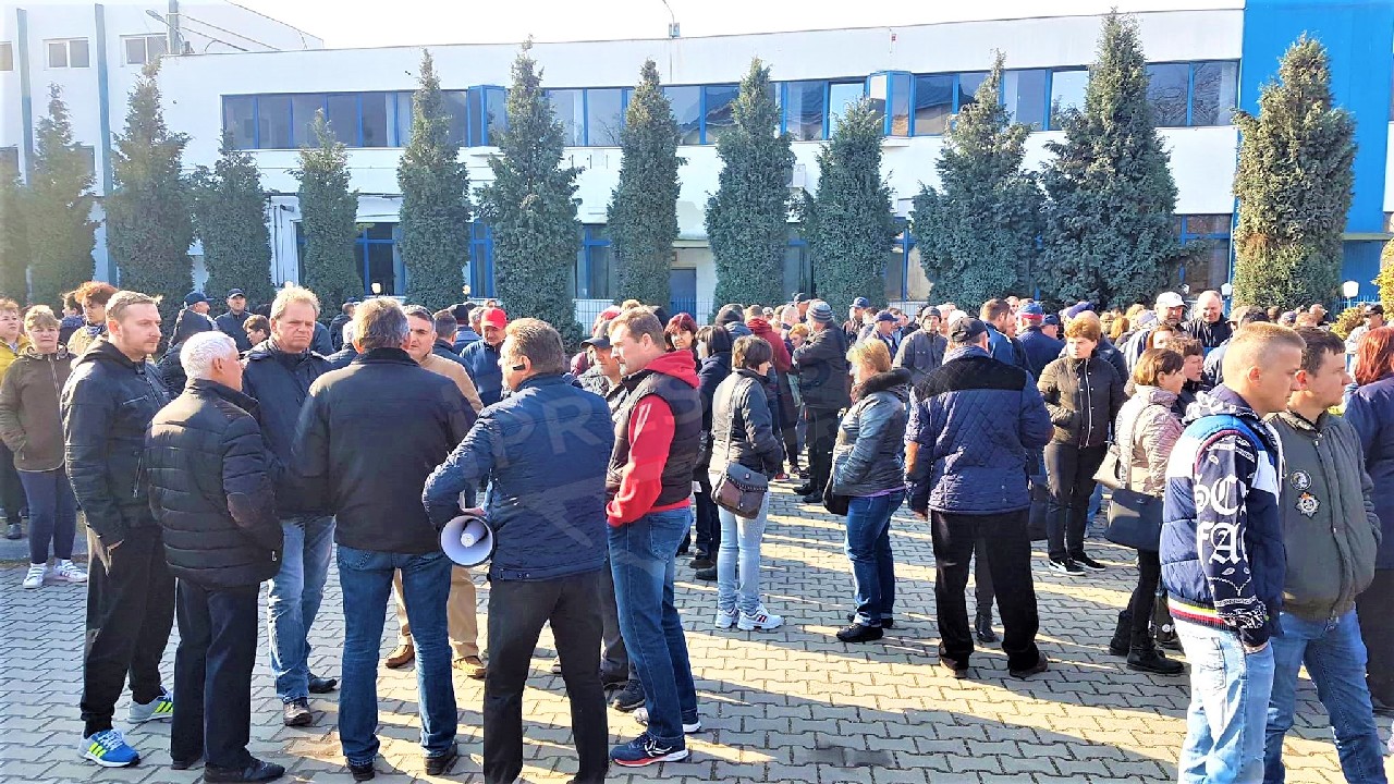 FOTO/VIDEO. #ElectroluxRezist: Greviștii ar putea da fabrica în judecată. Muncitorii, îndemnați să doneze sânge pentru tichete de masă